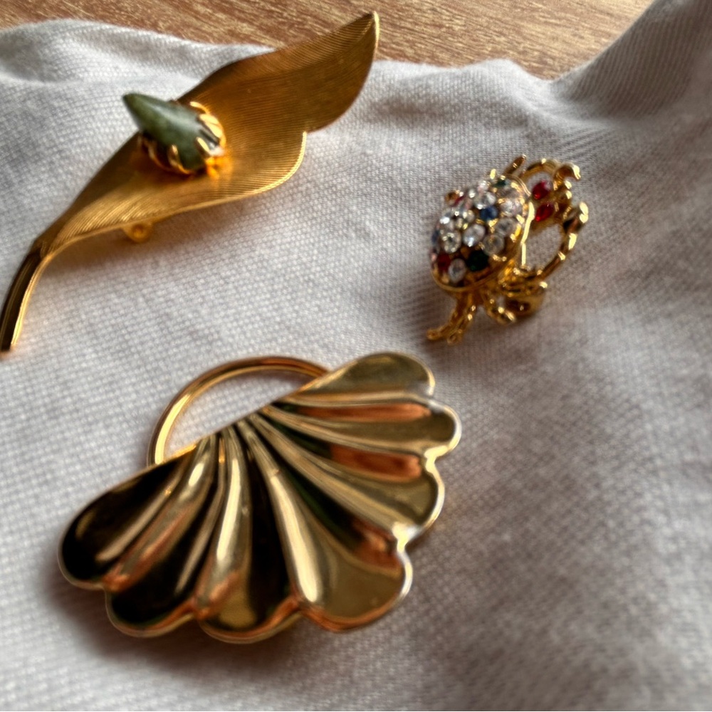 Gold Brooch Set - Picture 2 of 3